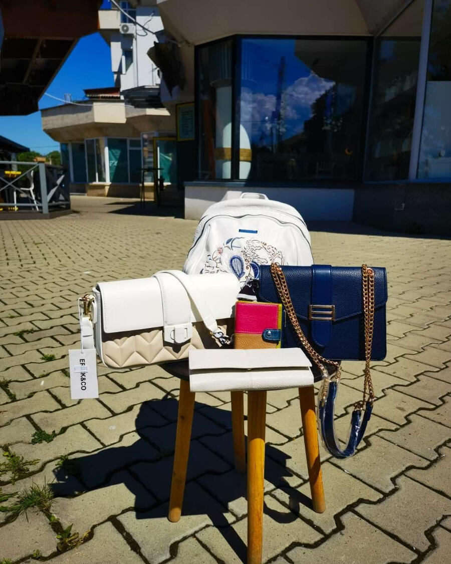 Genti dama, posete, rucsacuri, portofele Genți damă, rucsacuri, poșete și portofele la magazinul Amellie Onești, Strada Belvedere 1.